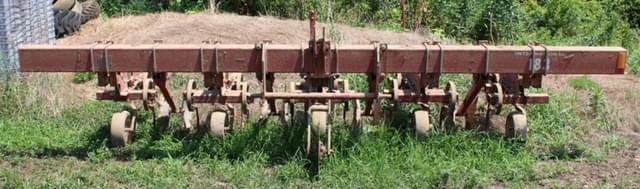 Image of International Harvester 183 equipment image 1