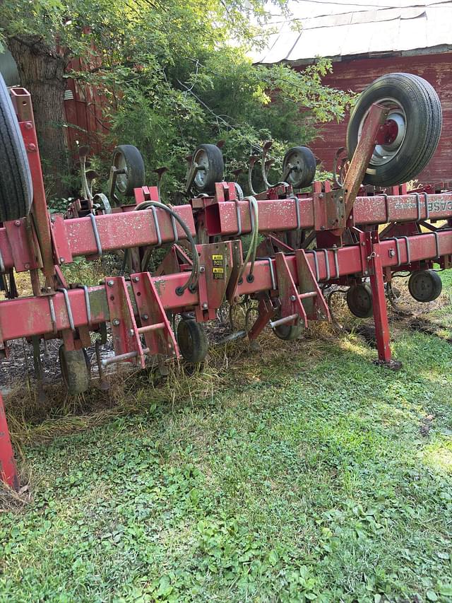Image of International Harvester 183 equipment image 2