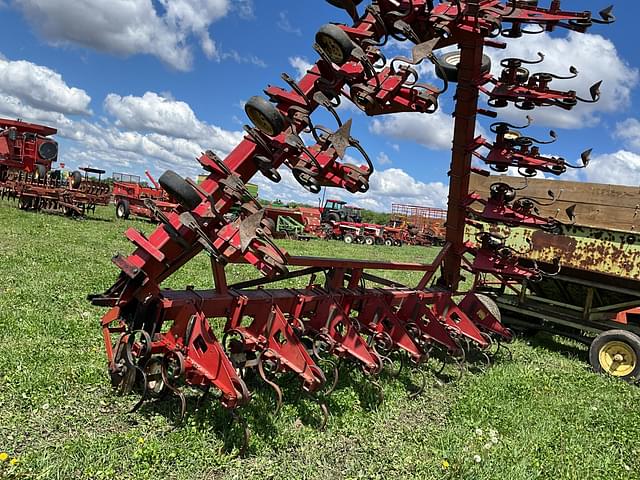 Image of International Harvester 183 equipment image 1