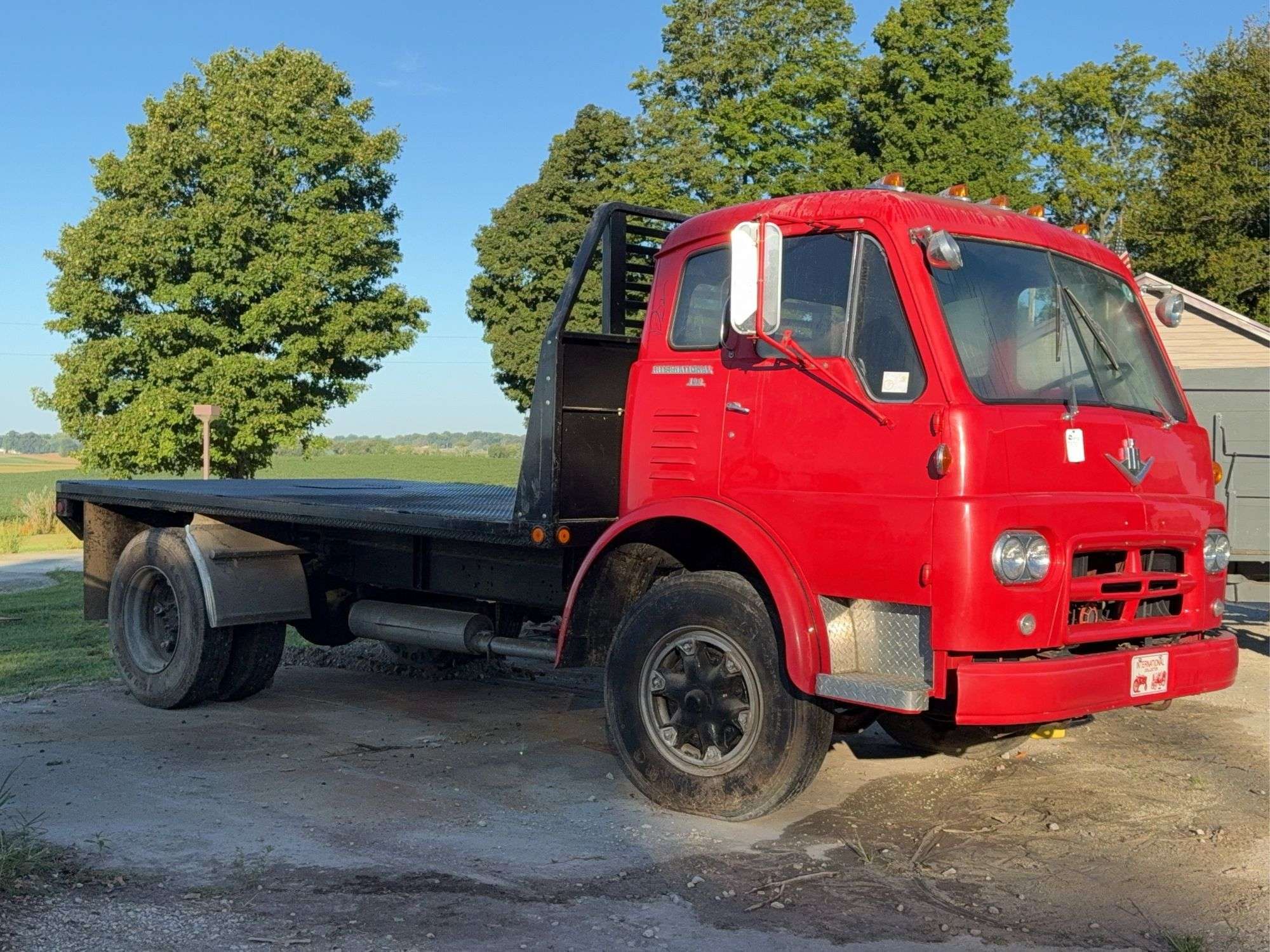 International 190 Equipment Image0