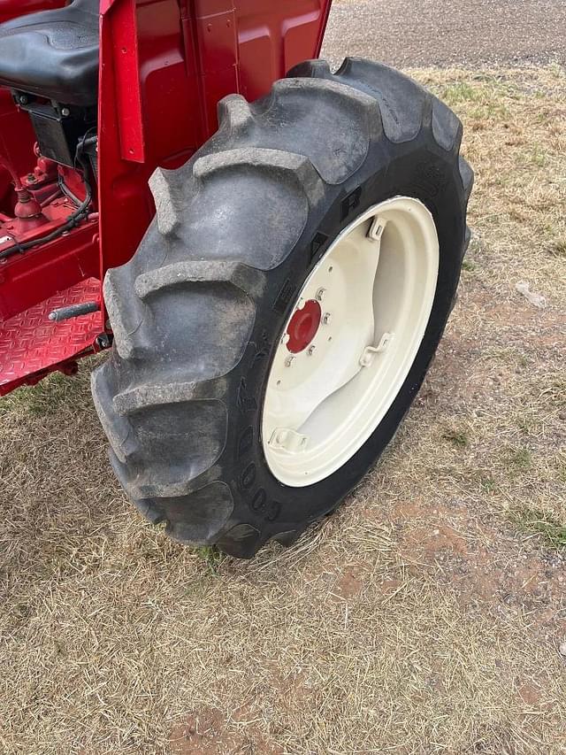 Image of International Harvester 284 equipment image 3