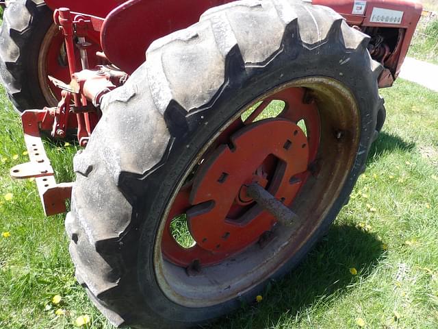 Image of Farmall 200 equipment image 2