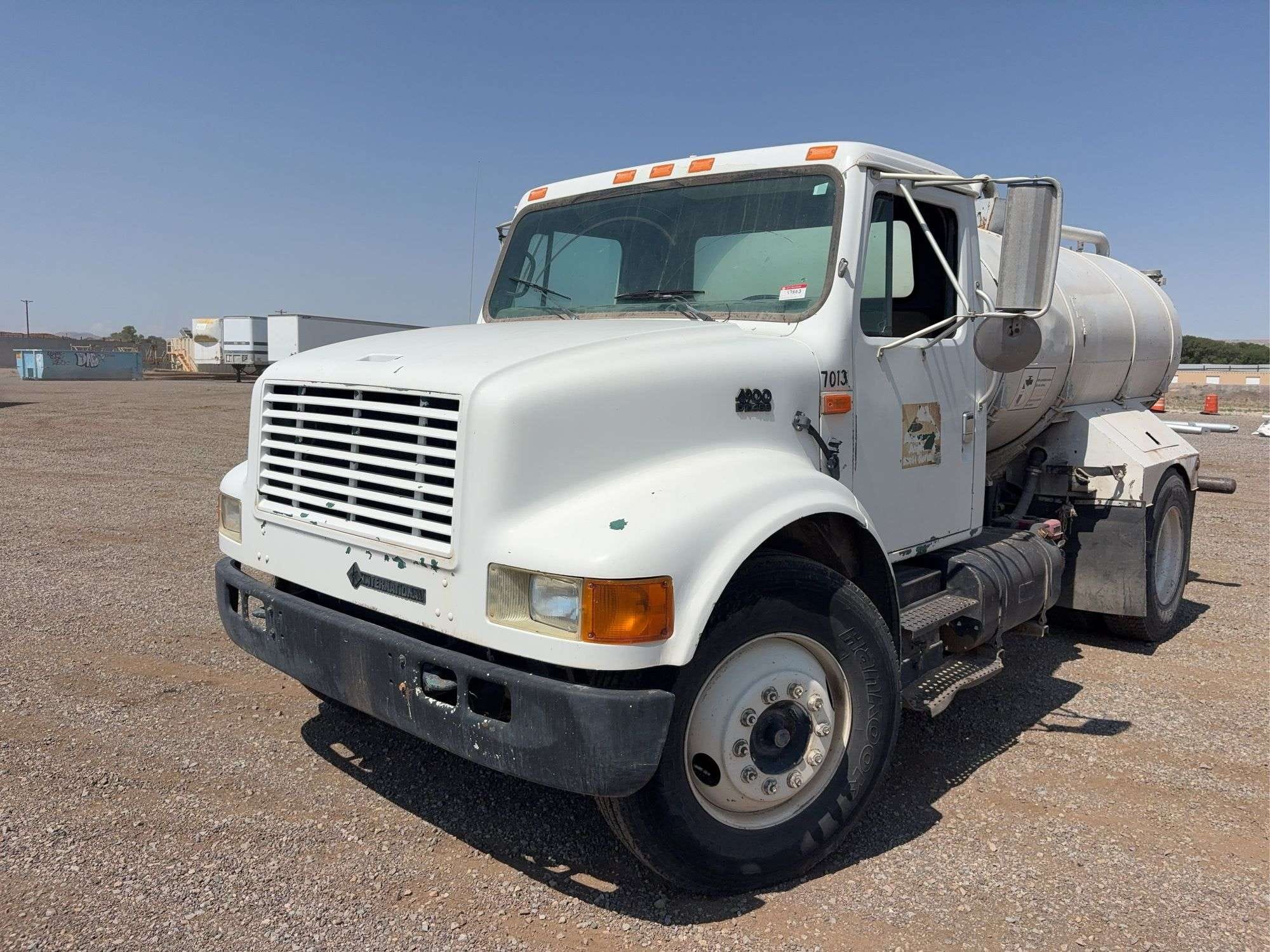 International 4900 Equipment Image0
