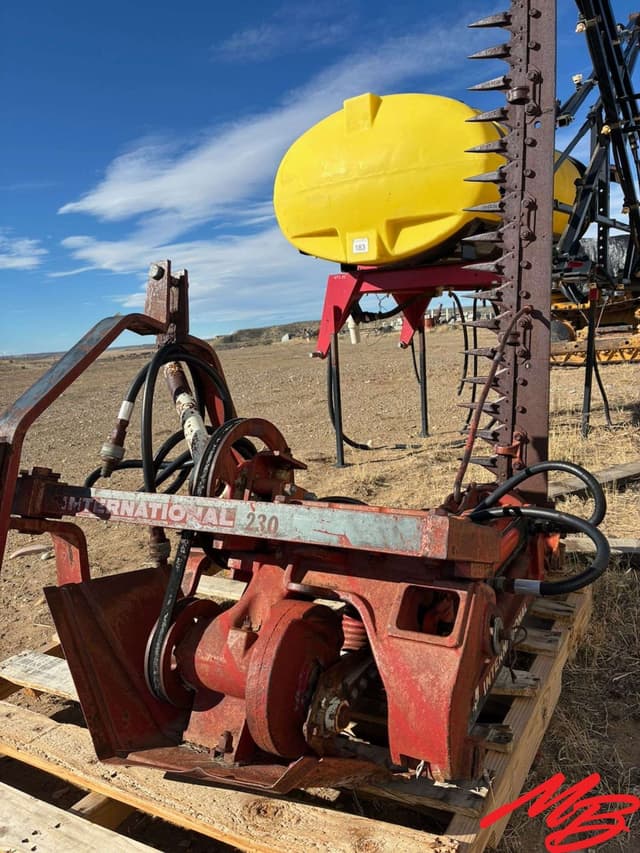 Image of International Harvester 230 equipment image 2