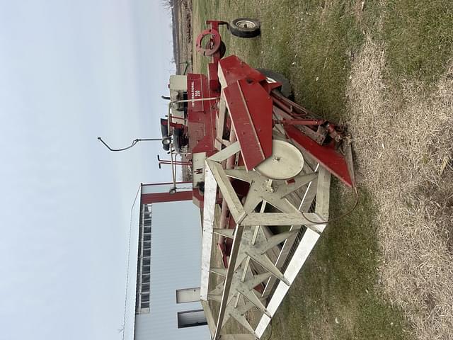 Image of International Harvester 230 equipment image 1
