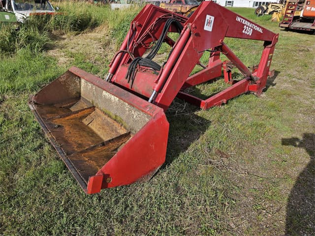 Image of International Harvester 2350 equipment image 2
