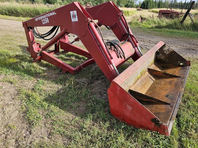 Image of International Harvester 2350 equipment image 1