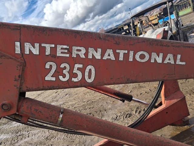 Image of International Harvester 2350 equipment image 2