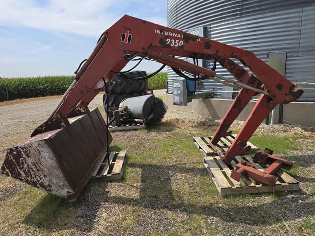 Image of International Harvester 2350 equipment image 1