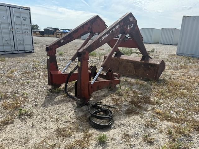 Image of International Harvester 2350 equipment image 2