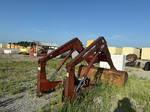 Image of International Harvester 2350 equipment image 2