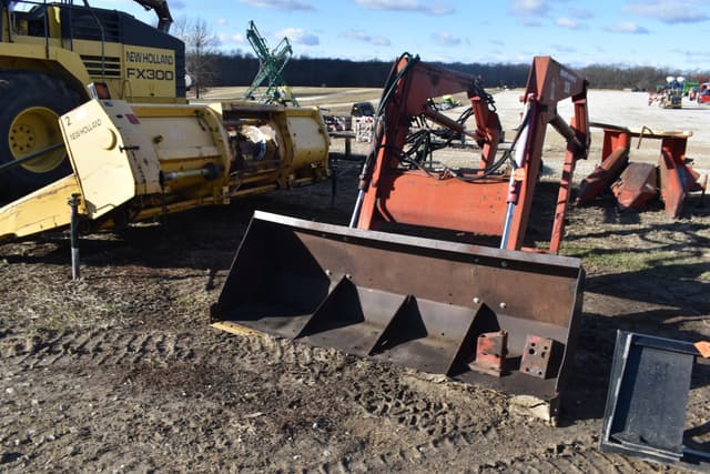 Image of International Harvester 2350 equipment image 2