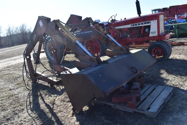 Image of International Harvester 2350 equipment image 2