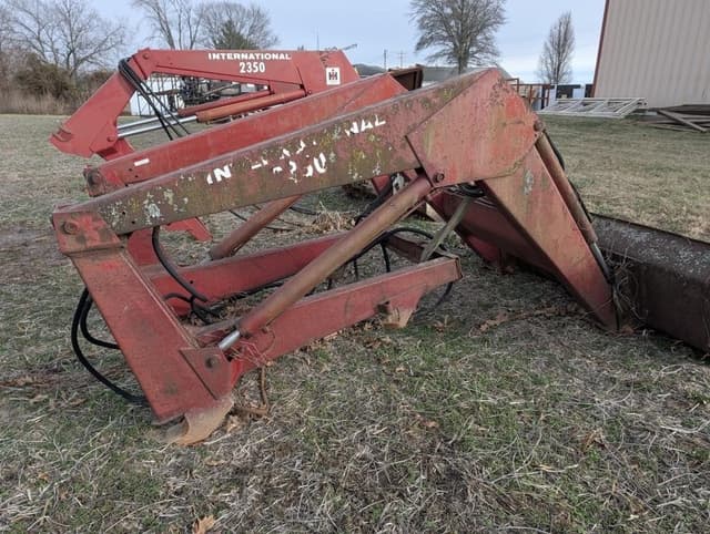 Image of International Harvester 2350 equipment image 4