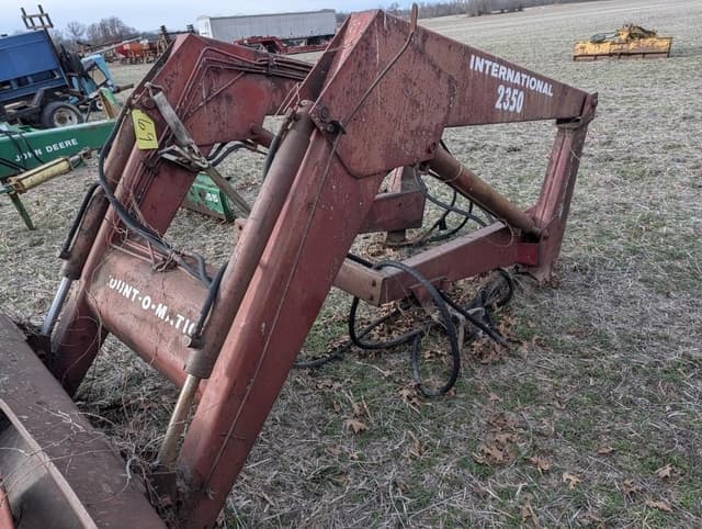 Image of International Harvester 2350 equipment image 2