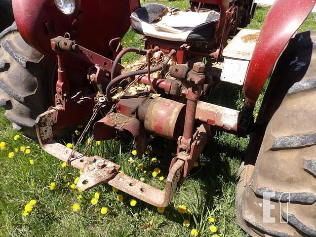 Image of International Harvester 240 equipment image 3