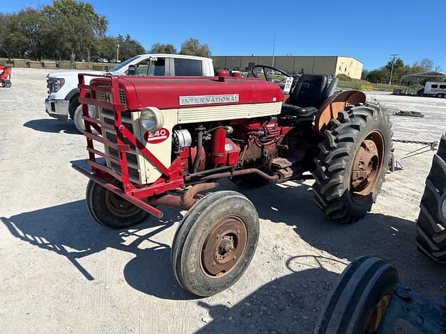 Image of International Harvester 240 equipment image 2