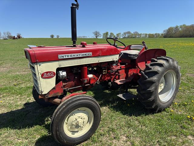 Image of International Harvester 240 equipment image 1