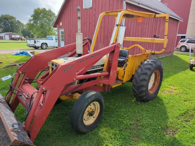 Image of International Harvester 2400B equipment image 2