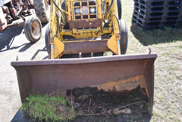 Image of International Harvester 2400B equipment image 4