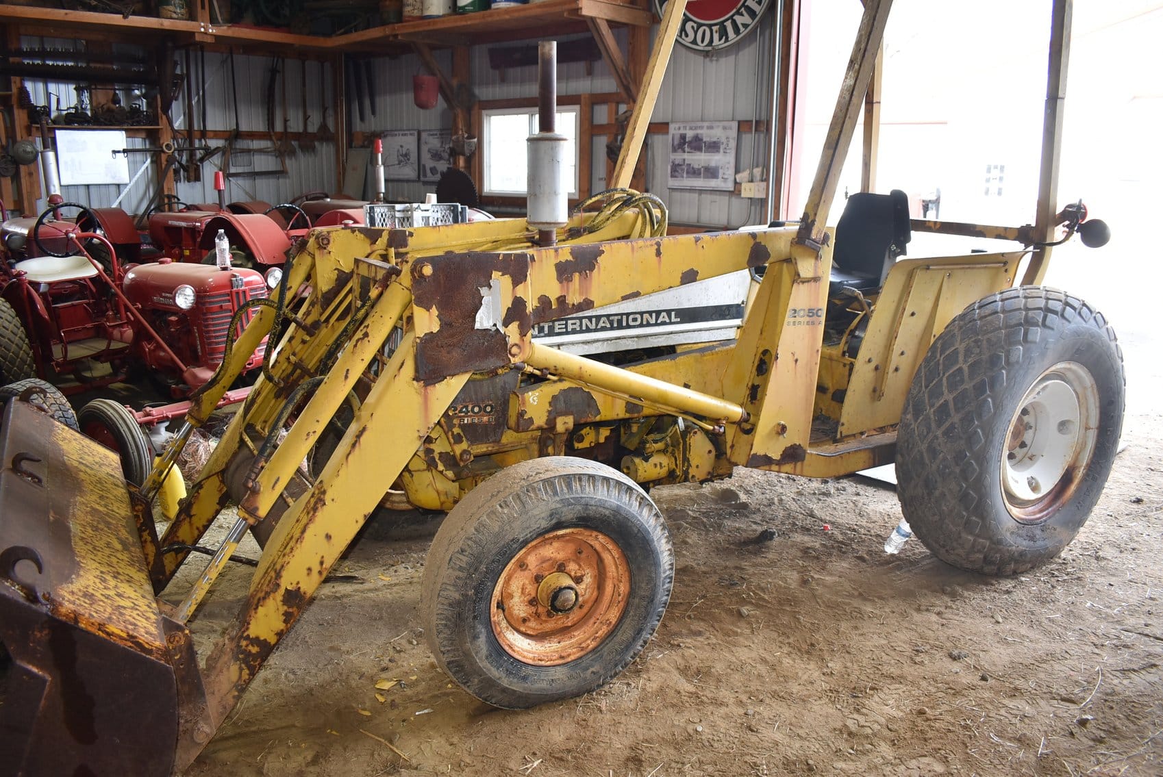 International Harvester 2400B Equipment Image0