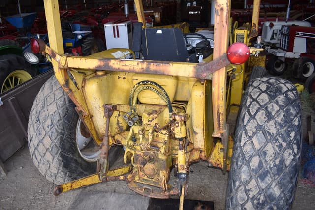 Image of International Harvester 2400B equipment image 2