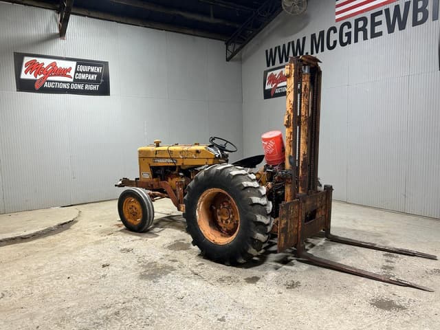 Image of International Harvester 2404 equipment image 1