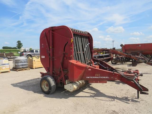 Image of International Harvester 241 equipment image 2