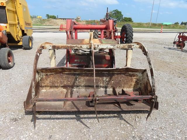 Image of International Harvester 2450 equipment image 1