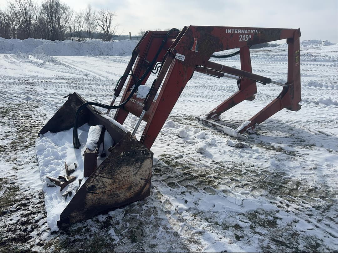 Image of International Harvester 2450 Primary image