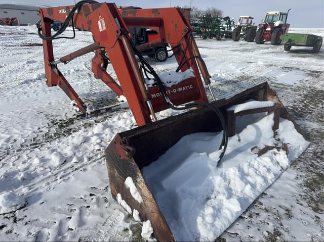 Image of International Harvester 2450 equipment image 2