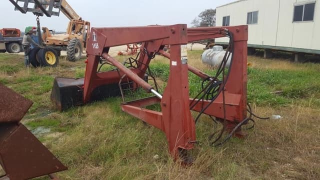 Image of International Harvester 2455 equipment image 3