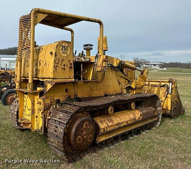 Image of International Harvester  250  equipment image 4