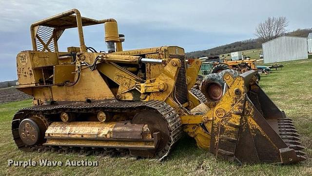 Image of International Harvester  250  equipment image 3