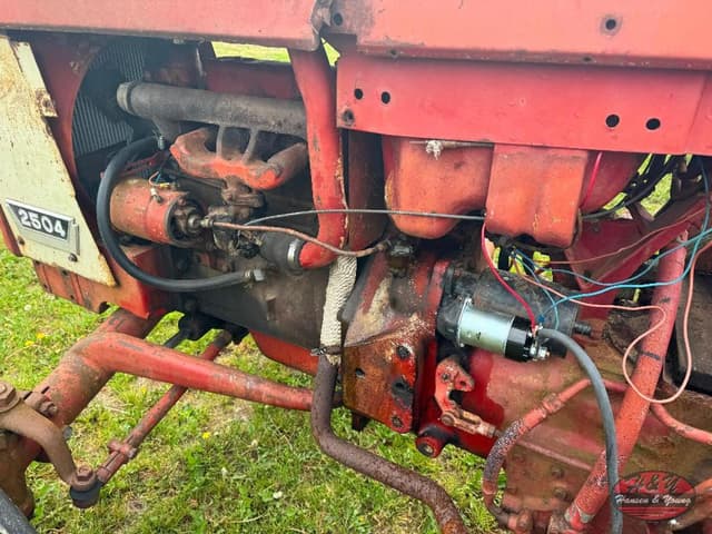 Image of International Harvester 2504 equipment image 2