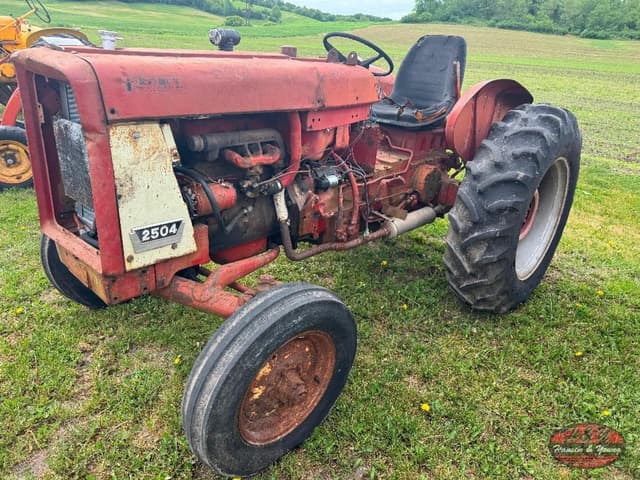 Image of International Harvester 2504 equipment image 1
