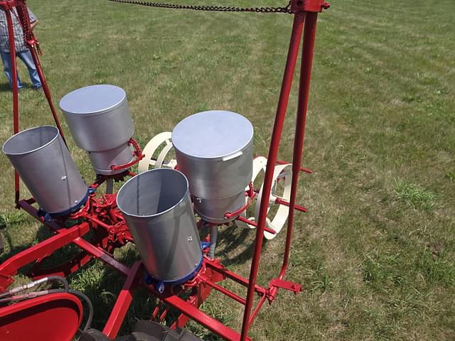 Image of International Harvester 251 equipment image 3