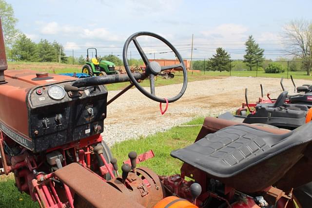Image of International Harvester 274 equipment image 4