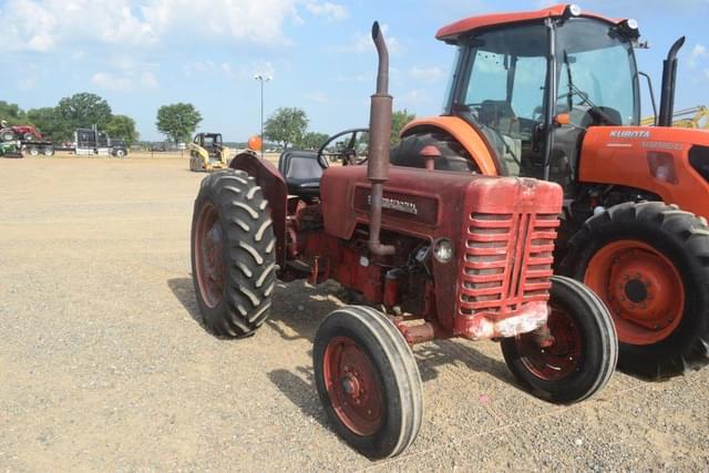 Image of International Harvester B-275 equipment image 3