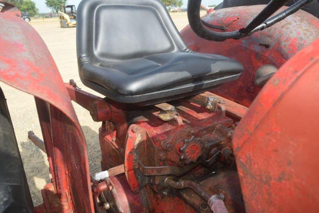 Image of International Harvester B-275 equipment image 4