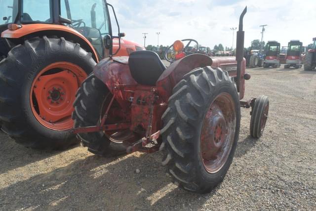 Image of International Harvester B-275 equipment image 2