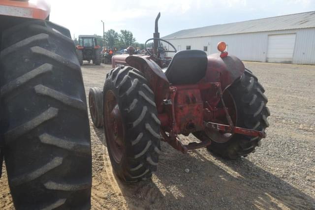 Image of International Harvester B-275 equipment image 1