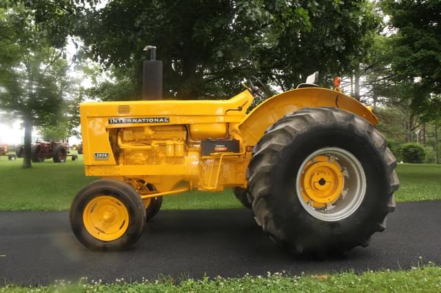 Image of International Harvester 2806 equipment image 3