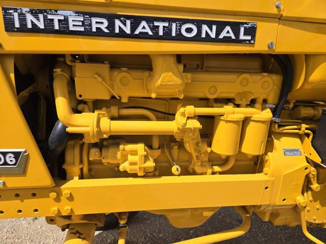 Image of International Harvester 2806 equipment image 4