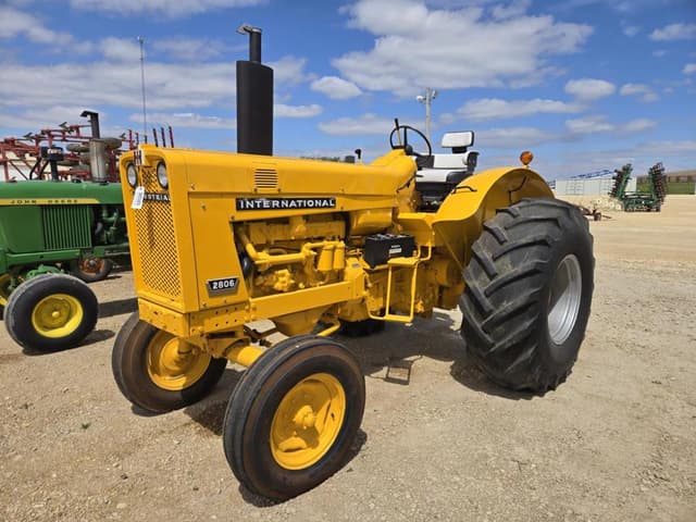 Image of International Harvester 2806 equipment image 2