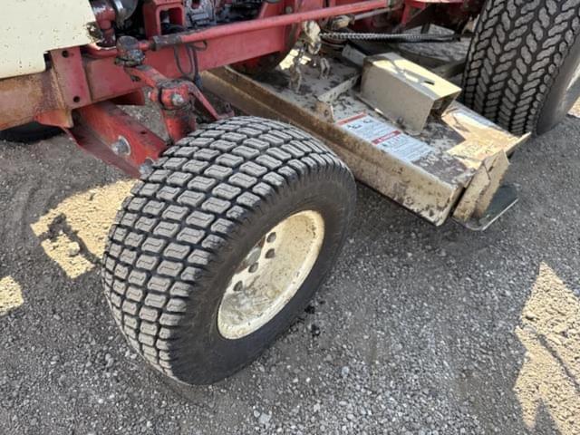 Image of International Harvester 284 equipment image 4