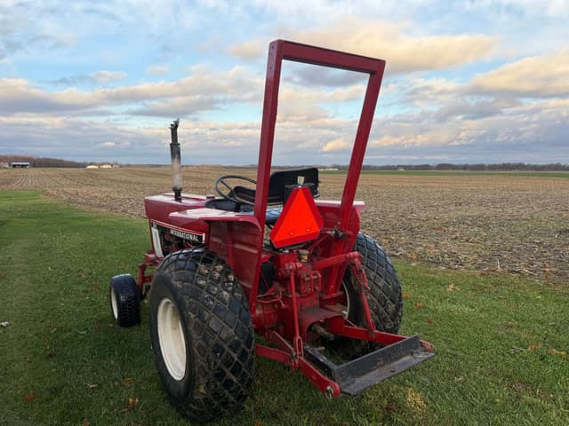 Image of International Harvester 284 equipment image 2