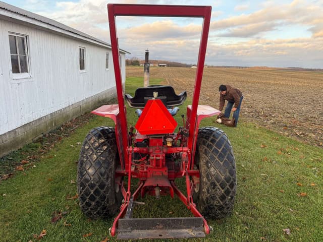Image of International Harvester 284 equipment image 3