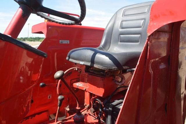Image of International Harvester 284 equipment image 4