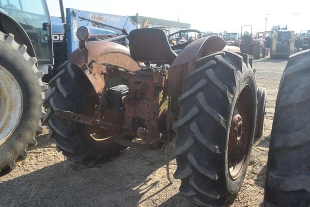Image of International Harvester 424 equipment image 2